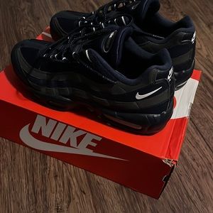 Air max ‘95. Navy/Gray. Sz. 10. Excellent Condition!